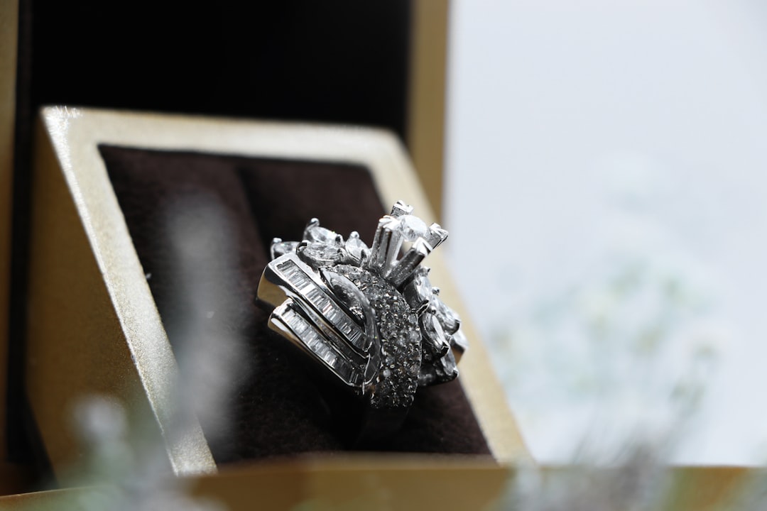 Przeczytaj więcej o artykule Buy Stunning Platinum Jewelry at Allen’s