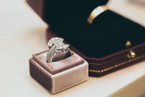 Leia mais sobre o artigo Where to Find Stunning Engagement Rings – Local jewelry stores, online retailers
