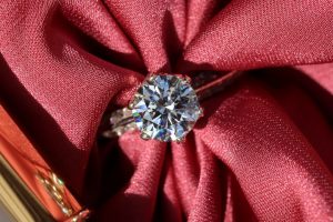 Przeczytaj więcej o artykule Finding the Ideal Engagement Ring in Texas