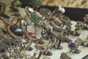 लेख के बारे में और पढ़ें Maximizing the Value of Your Antique Jewelry: A Guide to Selling