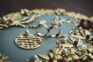 Подробнее о статье Sparkle and Save: Holiday Gold Jewelry Deals
